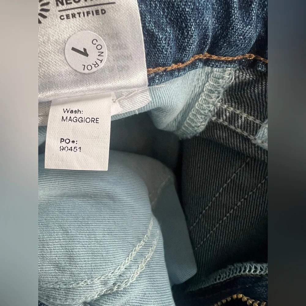 Reformation Charlee Low Rise Straight Leg Short Jeans In Blue Maggiore. Size 30S - Picture 13 of 15